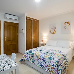 apartamentos-amat-playa-el-bajondillo.hotelsinnerja.org/
